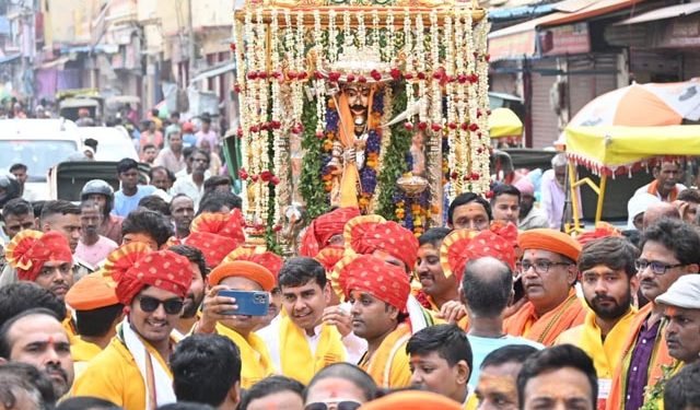 भक्तों को आशीर्वाद देने के लिए निकले काशी के कोतवाल, बारिश भी नहीं डिगा सकी भक्तों की आस्था