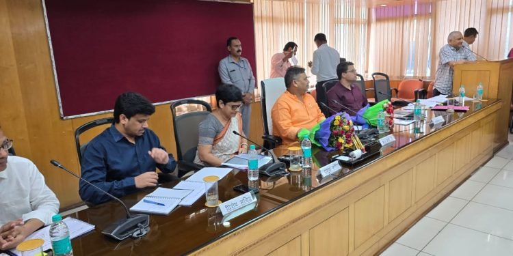 योगी के मंत्री रविन्द्र जायसवाल ने भ्रष्टाचार को लेकर अधिकारियों को किया अलर्ट, कहा – चैम्बर में भी कैमरे से होगी निगरानी