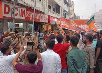 Varanasi: कांग्रेस प्रदेश अध्यक्ष अजय राय के घर जाते हिंदू संगठन के लोगों को पुलिस ने रोका, बीच चौराहे फूंका राहुल गाँधी का पुतला