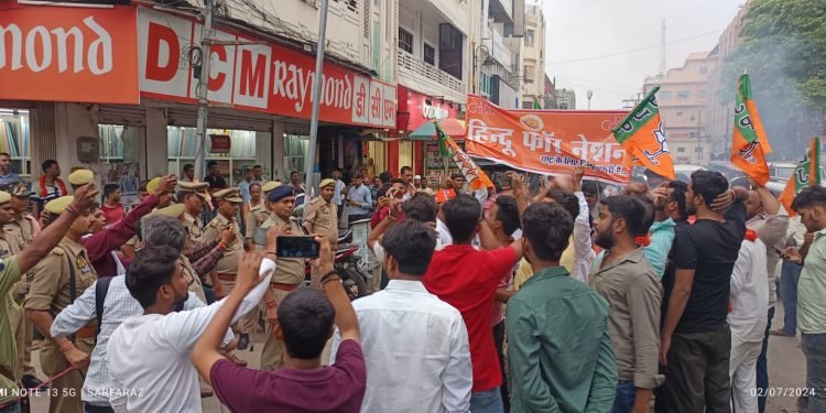 Varanasi: कांग्रेस प्रदेश अध्यक्ष अजय राय के घर जाते हिंदू संगठन के लोगों को पुलिस ने रोका, बीच चौराहे फूंका राहुल गाँधी का पुतला