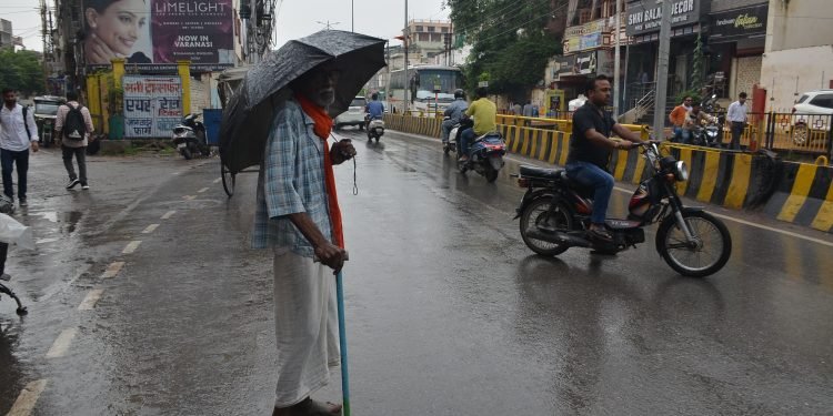 Varanasi: बनारस में दो घंटे तक जोरदार बारिश, लोगों को उमस व गर्मी से मिली राहत, लुढ़का तापमान