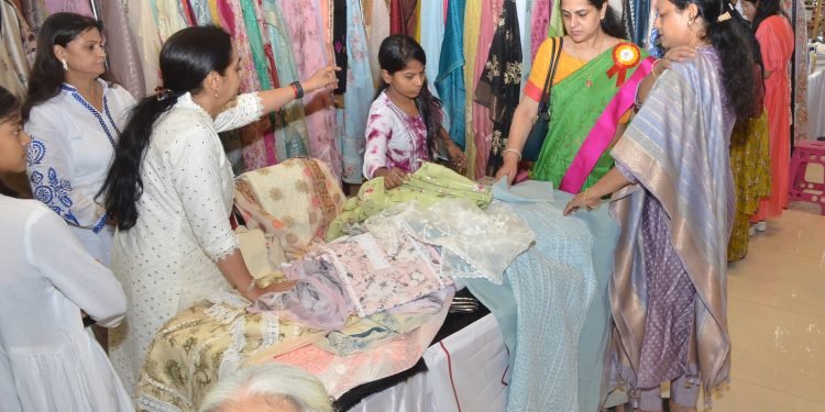 Varanasi: महिला मंडल काशी के ओर से सावन मेले का आयोजन, महिलाओं ने लगाए विभिन्न स्टाल, हैंडमेड प्रोडक्ट की काफी डिमांड