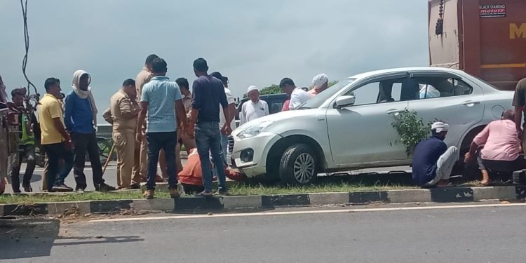 Varanasi: लोहता में ओवरटेक में कार अनियंत्रित होकर डिवाइडर पर चढ़ी, बाल बाल बचे कार सवार