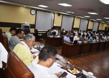 Varanasi: प्रभारी मंत्री ने की वाराणसी में जारी योजनाओं की समीक्षा बैठक, अधिकारियों को दिए निर्देश, मांगा योजनाओं का ब्यौरा