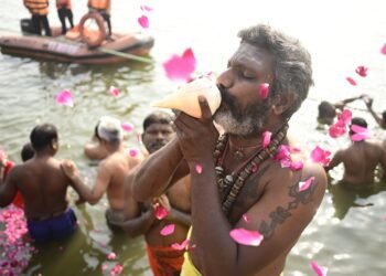 Varanasi: गंगा स्नान से सुब्रमण्यम भारती के घर तक, तमिल प्रतिनिधियों ने गंगा में लगाई डुबकी, महसूस किया सांस्कृतिक जुड़ाव