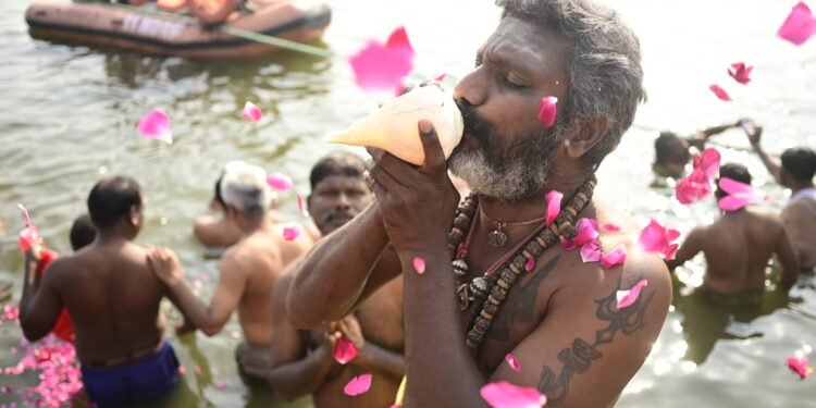 Varanasi: गंगा स्नान से सुब्रमण्यम भारती के घर तक, तमिल प्रतिनिधियों ने गंगा में लगाई डुबकी, महसूस किया सांस्कृतिक जुड़ाव