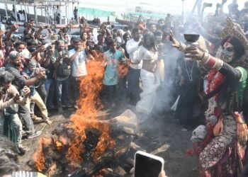 Masan ki Holi: काशी के हरिश्चंद्र घाट पर चिता की भस्म से खेली गई अनूठी होली, नागा साधुओं ने किया शिव तांडव, 20 देशों से पहुंचे पर्यटक