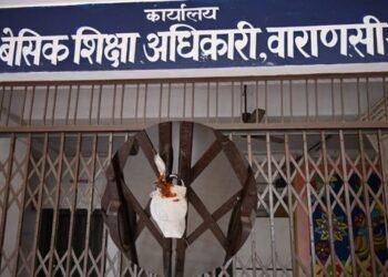 Varanasi: बकायेदारों पर वाराणसी नगर निगम का शिकंजा, सरकारी दफ्तरों पर जड़े ताले, मचा हड़कंप!