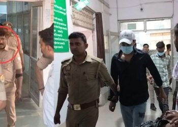 खिसियानी बिल्ली खंभा नोचे… गैंगरेप के आरोपियों पर भीम आर्मी के लोगों ने किया हमला, पुलिस ने मीडियाकर्मी का छिना मोबाइल