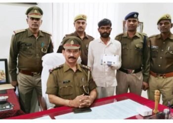 चोरी के मोबाइल के साथ एक पकड़ाया