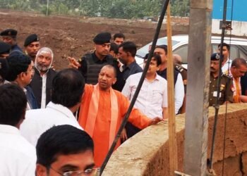 Varanasi: अब कंप्रेस्ड बायोगैस से चलेंगी गाडियां, CM योगी ने दिए निर्देश, एलपीजी से पड़ेगी सस्ती