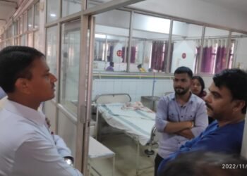 जिलाधिकारी एस. राजलिंगम ने दीनदयाल उपाध्याय अस्पताल का किया औचक निरीक्षण, चिकित्सकों को दिए निर्देश
