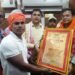 Chandauli: प्रदेश रत्न से सम्मानित हुए डॉ० विनोद बिंद, प्रधानमंत्री स्वच्छता दूत ने अंगवस्त्र व पुष्पगुच्छ से किया सम्मान