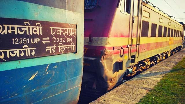 श्रमजीवी का इंजन फेल, जहां-तहां खड़ी हुई गाड़ियां
