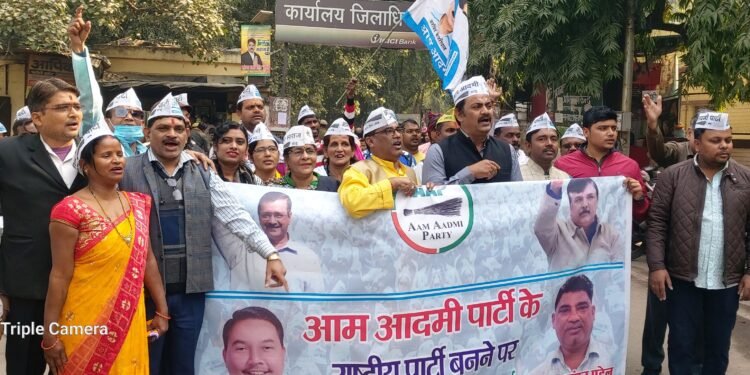 दिल्ली MCD में जीत, गुजरात में 13% मत प्राप्त करने एवं AAP को राष्ट्रीय पार्टी का दर्जा प्राप्त होने पर आप कार्यकर्ताओ ने मनाया जश्न