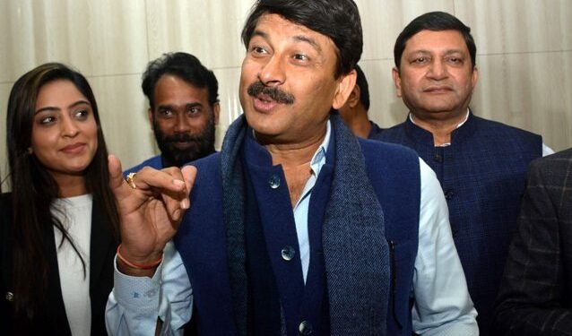 बिना मास्क के मीडिया से मुखातिब हुए मनोज तिवारी, कहा – हमें कोरोना नियमों का पालन करना चाहिए’