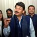 बिना मास्क के मीडिया से मुखातिब हुए मनोज तिवारी, कहा – हमें कोरोना नियमों का पालन करना चाहिए’
