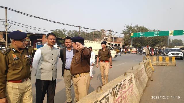 Varanasi: शहर को ट्रैफिक जाम से मुक्ति दिलाने डीएम और कमिश्नर उतरे सड़क पर, जाम वाले क्षेत्रों में दिया फ्लाईओवर बनाने का निर्देश