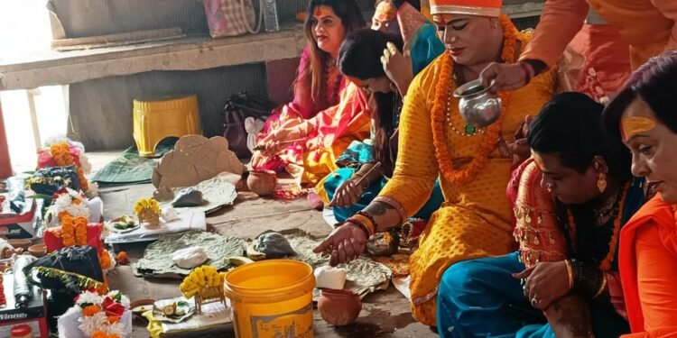 किन्नरों की आत्मा की शांति व मुक्ति के लिए किया गया पिंडदान, पंडित बोले, “किन्नर सनातनी परंपरा का पालन करने वाला”