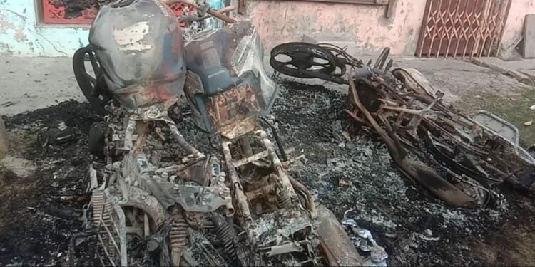 Chandauli: संदिग्ध परिस्थितियों में घर में लगी आग, तीन बाइक जलकर राख