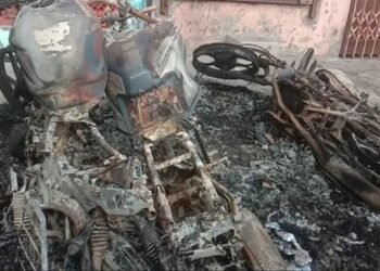 Chandauli: संदिग्ध परिस्थितियों में घर में लगी आग, तीन बाइक जलकर राख