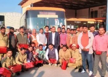 क्षेत्रीय प्रबंधक ने दस इलेक्ट्रिक ई-बस चालकों व पांच अन्य को किया सम्मानित