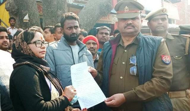 ग्राम प्रधान के समर्थन में दुकानें रही बंद, प्रधान की मां ने राजनीतिक रंजिश में फंसाने का लगाया आरोप