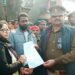 ग्राम प्रधान के समर्थन में दुकानें रही बंद, प्रधान की मां ने राजनीतिक रंजिश में फंसाने का लगाया आरोप