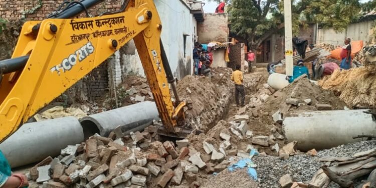 सीवर का पानी गिराने को लेकर ग्रामीणों ने ठेकेदार से किया नोंकझोंक