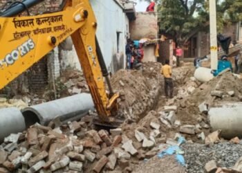 सीवर का पानी गिराने को लेकर ग्रामीणों ने ठेकेदार से किया नोंकझोंक