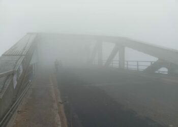 कोहरे से ढका बनारस, पब्लिक को आवागमन में हुई समस्या