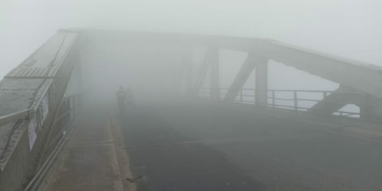 कोहरे से ढका बनारस, पब्लिक को आवागमन में हुई समस्या