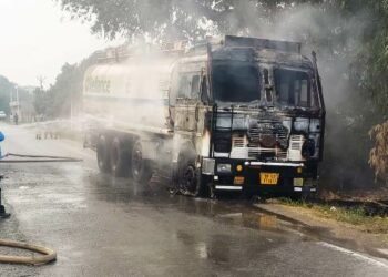 Chandauli: शार्ट सर्किट होने से डीजल से भरी टैंकर में लगी आग