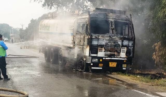 Chandauli: शार्ट सर्किट होने से डीजल से भरी टैंकर में लगी आग