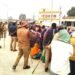 मिर्जापुर: फोन पर बात करते हुए ड्राइविंग से युवक की मौत, परिजनों ने किया सड़क जाम