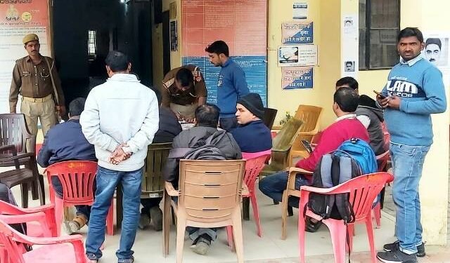 Chandauli: किसान ने लेखपाल से की मारपीट, मामला पहुंचा कोतवाली