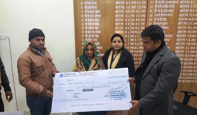 Jaunpur: कोरोना में दिवंगत पत्रकारों के परिवारजनों को दी गई आर्थिक सहायता