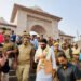 काशी पहुंचे अभिषेक बच्चन: बाबा विश्वनाथ दरबार में लगाई हाजिरी, फैन्स का किया अभिवादन