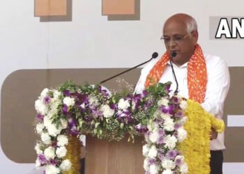 Gujarat: दूसरी बार गुजरात के मुख्यमंत्री बने भूपेंद्र पटेल, CM संग 16 कैबिनेट मंत्रियों ने ली शपथ