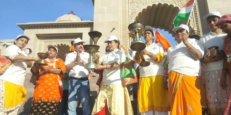 श्रीकाशी विश्वनाथ धाम की वर्षगांठ पर नमामि गंगे ने गंगा द्वार से उतारी विश्वनाथ धाम की आरती