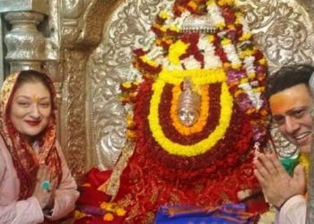 मां अन्नपूर्णा के दरबार के एक्टर गोविंदा ने पत्नी संग लगाई हाजिरी