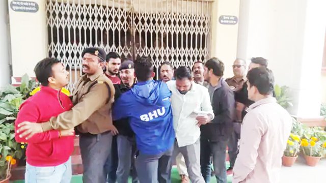 BHU: सुरक्षाकर्मियों ने छात्रों को कुलपति से मिलने से रोका, हुई धक्कामुक्की hindi deartment student protest bhu