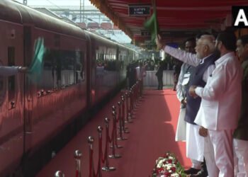 PM मोदी ने नागपुर-बिलासपुर वंदे भारत एक्सप्रेस को दिखाई हरी झंडी