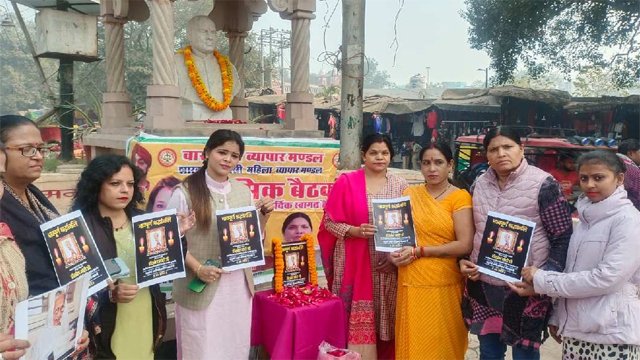 पीएम मोदी की मां के निधन पर काशी में कई जगहों पर दी गई श्रद्धांजलि