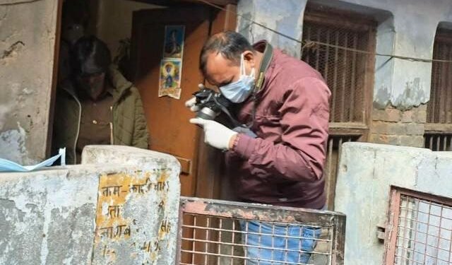 बंद कमरे में अधेड़ दंपति की मौत, ठंड की आशंका