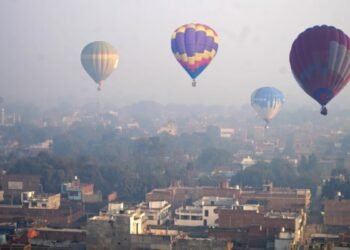 काशी के आसमान पर छाए रंग-बिरंगे गुब्बारे, Hot Air Balloon Show की शुरुआत