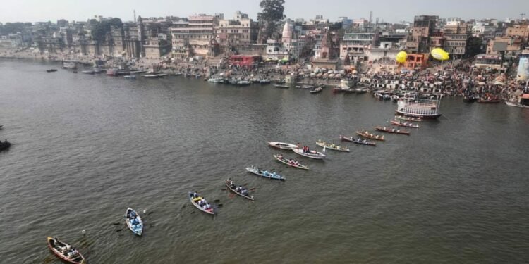 रंग-बिरंगी नाव लेकर गंगा में उतरे नाविक, चार दिवसीय बोट रेस प्रतियोगिता का शुभारंभ