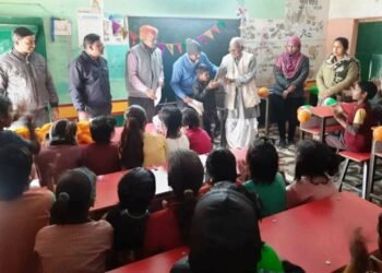 आशा ट्रस्ट की पहल, सरकारी स्कूल के बच्चों को पढ़ाई के लिए बांटे बेंच व टेबल