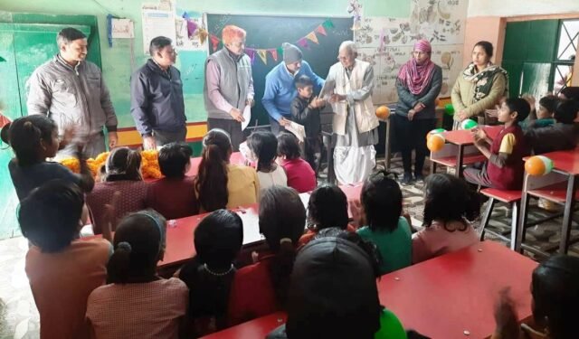 आशा ट्रस्ट की पहल, सरकारी स्कूल के बच्चों को पढ़ाई के लिए बांटे बेंच व टेबल