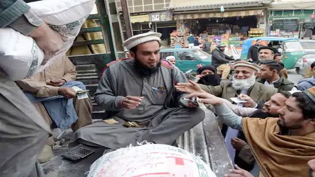 पाकिस्तान में आटे की किल्लत, सस्ता आटा खरीदने में 4 लोगों की मौत